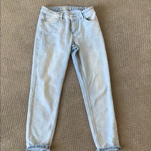 Light wash cropped boyfriend jean